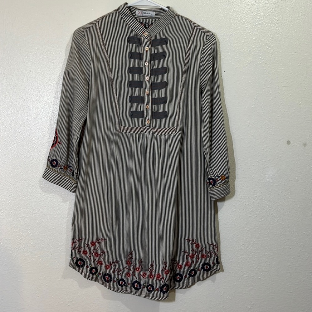 3J Workshop Johnny Was gray/ white striped embroidered long blouse. Size Small